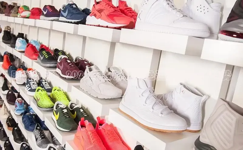 时尚前沿：2025年最新款黑色运动鞋设计趋势