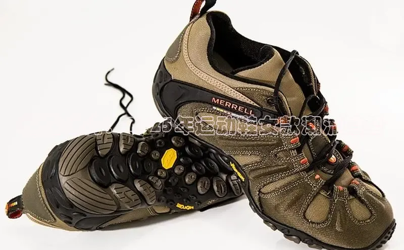 耐脏时尚：2025年运动鞋女款潮流趋势